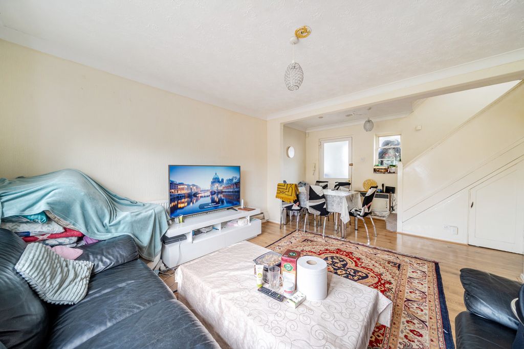 Property photo 3 of 15 1374460-7-690380d...