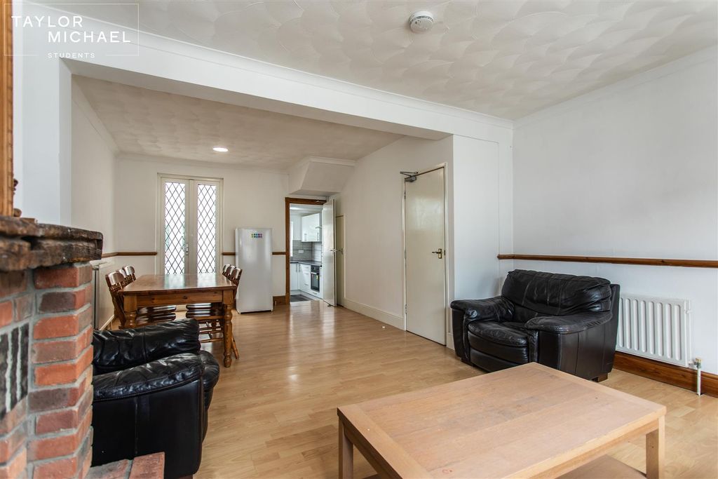 Property photo 3 of 26 Livingroom