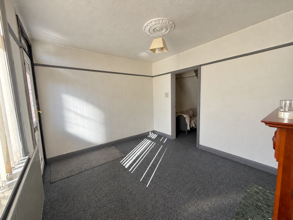 Property photo 3 of 17 Lounge