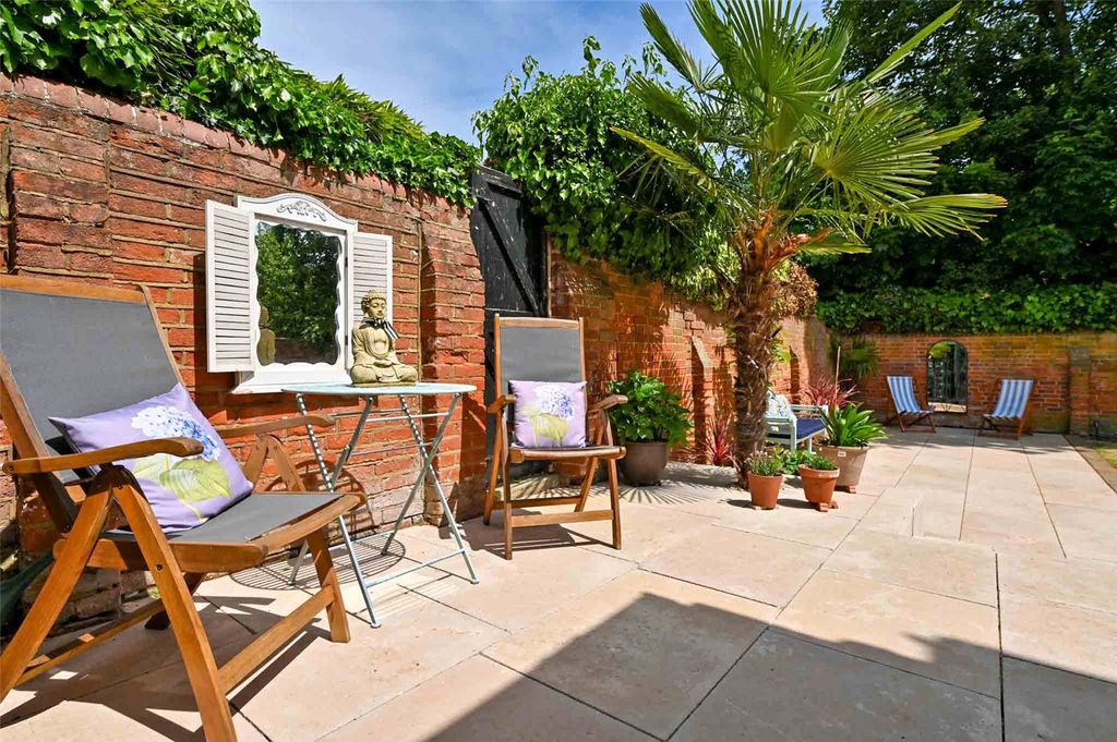 Property photo 3 of 27 Terrace