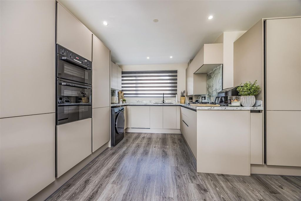 Property photo 3 of 29 2 Partridge Gardens, Waterlooville-Porticomarketin