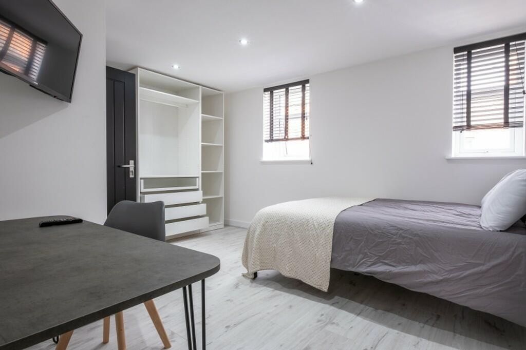 Property photo 2 of 13 A Spacious And Well-Lit Double Bedroom Designed Fo...