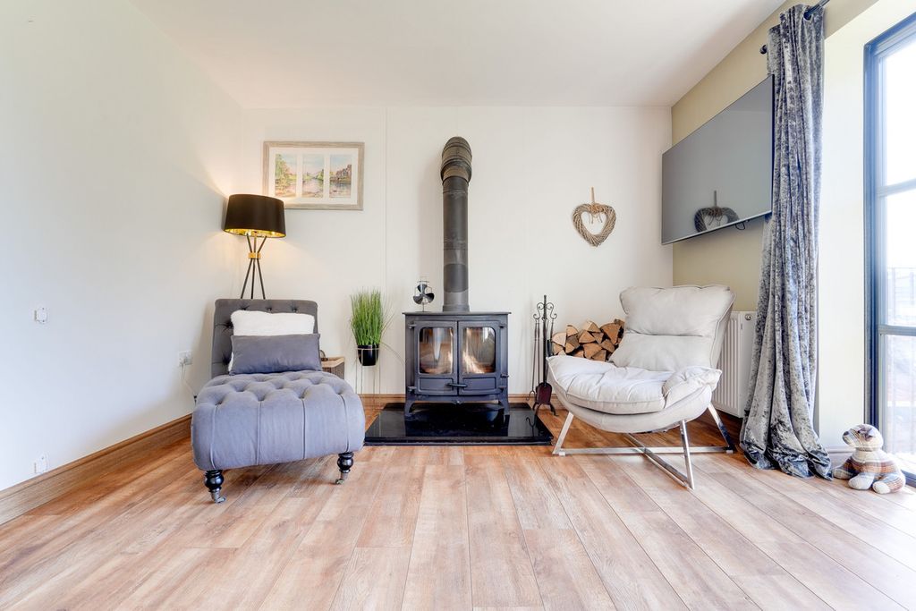 Property photo 3 of 35