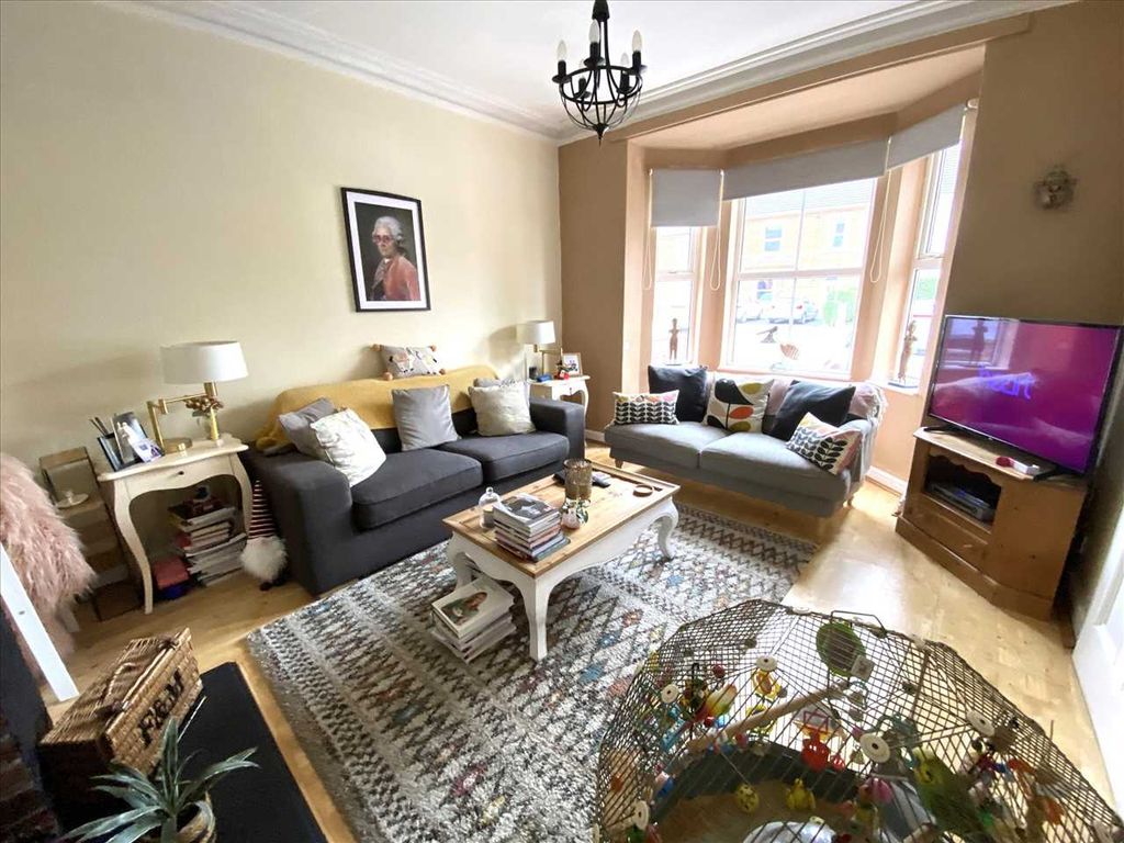 Property photo 3 of 13 Lounge: