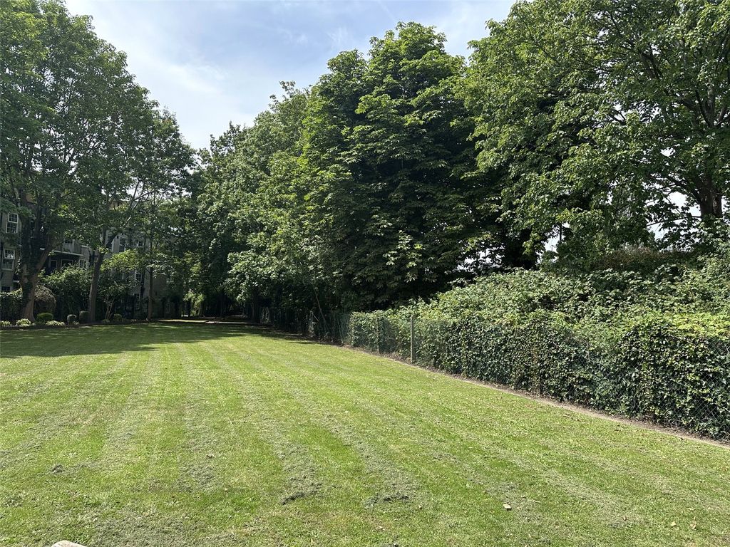 Property photo 2 of 10 Communal Gardens