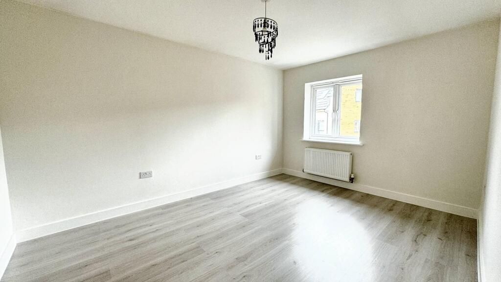 Property photo 3 of 10 Bright, Freshly Painted Double Bedroom With Light ...