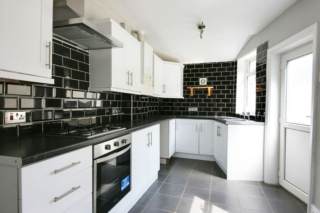 Property photo 3 of 11 Kitchen