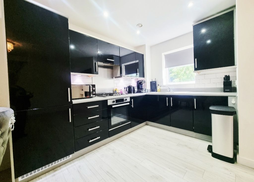 Property photo 3 of 11 Kitchen