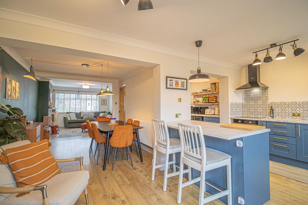 Property photo 2 of 19 5381684