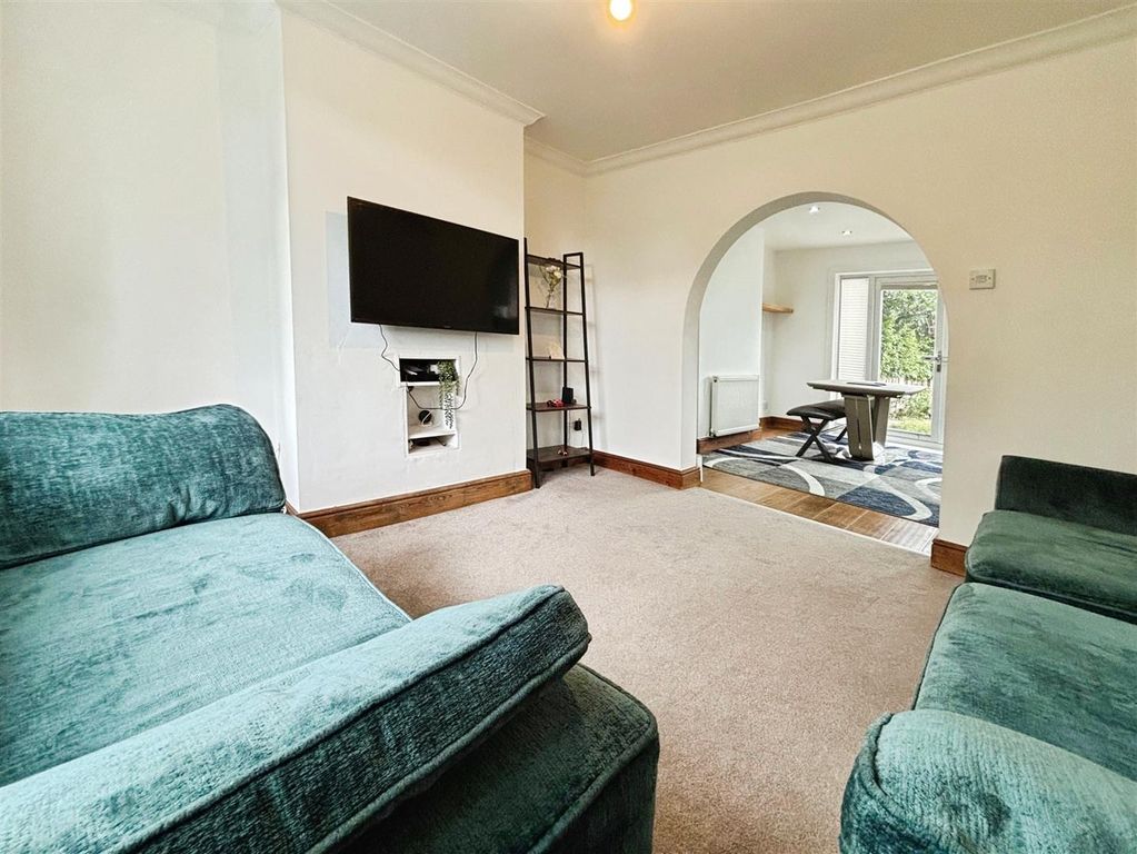 Property photo 3 of 24 Lounge