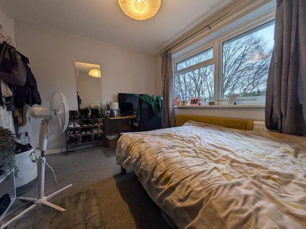 Property photo 3 of 14 A Cozy Double Bedroom With Ample Natural Light And...
