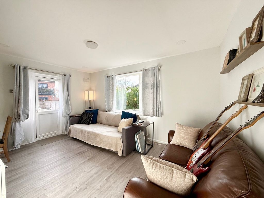 Property photo 3 of 8 Lounge