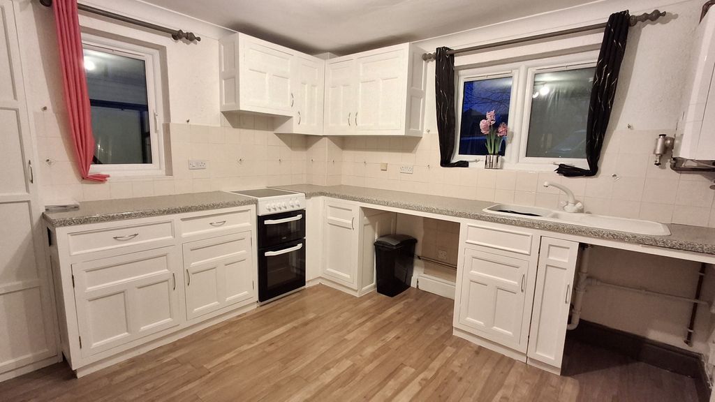 Property photo 2 of 10 Kitchen