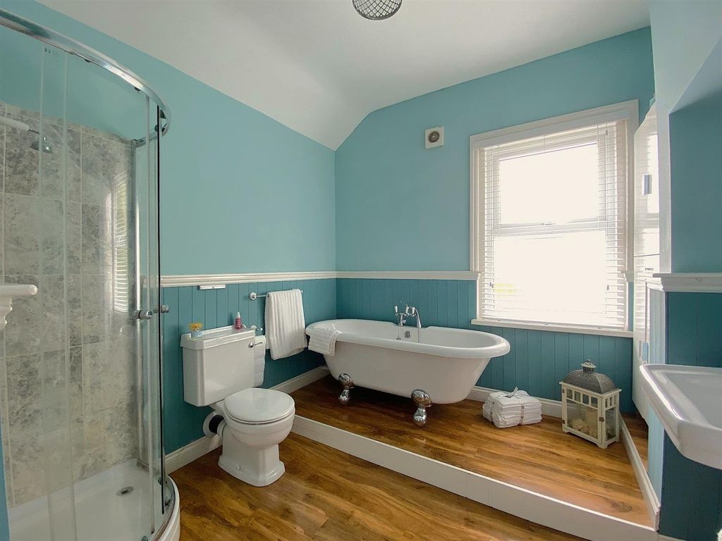 Property photo 1 of 14 21 North Rd - Bathroom.Jpg