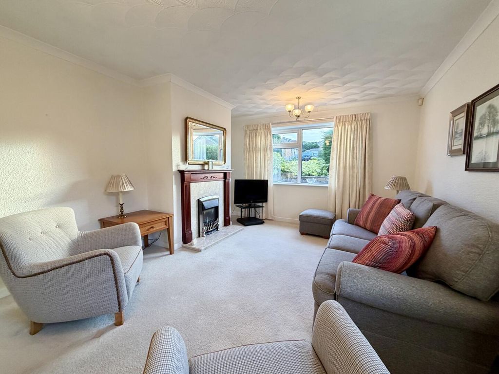 Property photo 3 of 18 Living Room