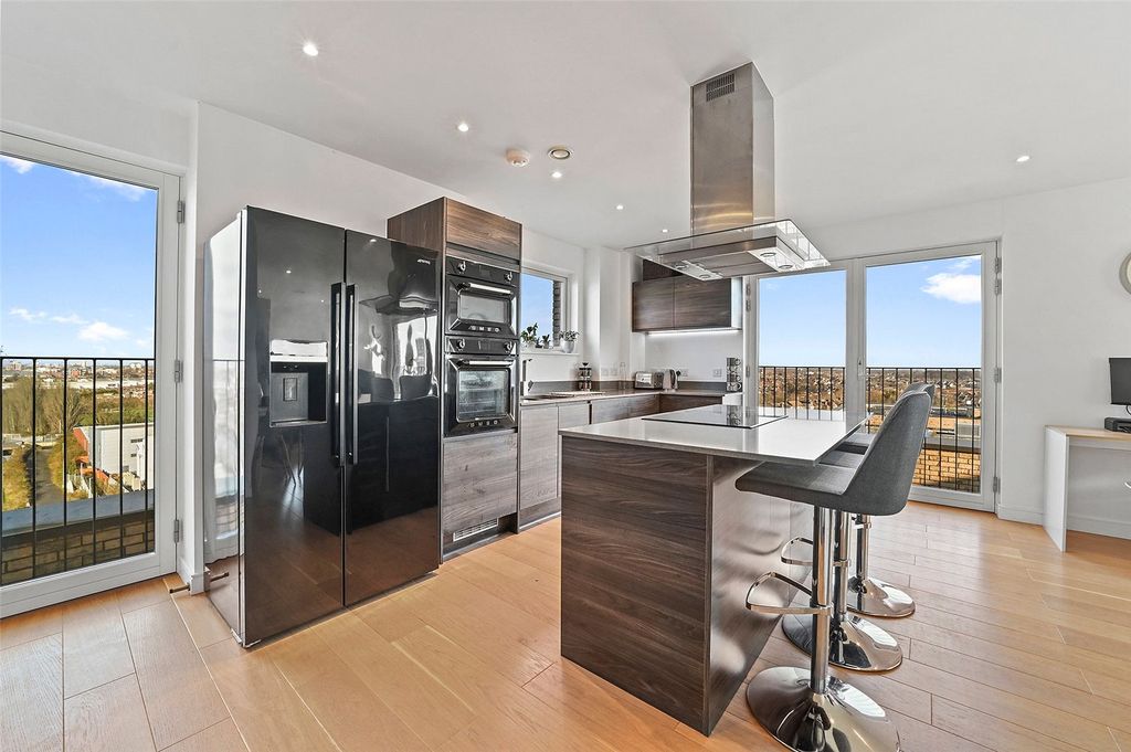 Property photo 1 of 13 Mogul Building E15