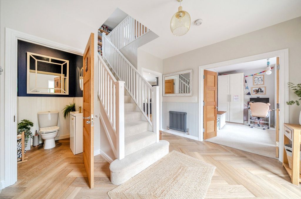 Property photo 2 of 18 Entrance Hall