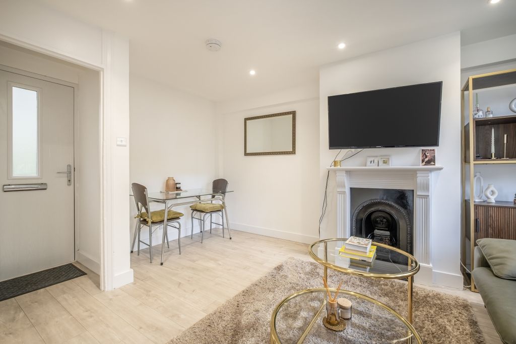 Property photo 3 of 7 4-Colman-Court-0004