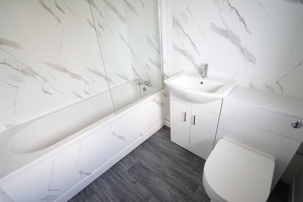 Property photo 2 of 10 Bathroom