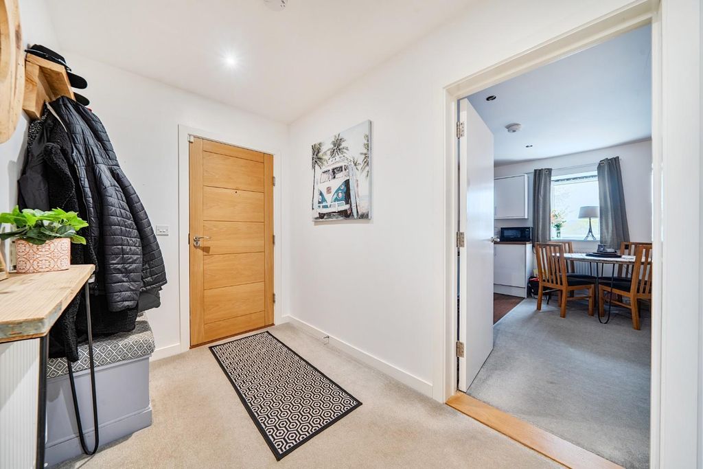 Property photo 2 of 15 1438184-16-69Cf98F02A27B.Jpg