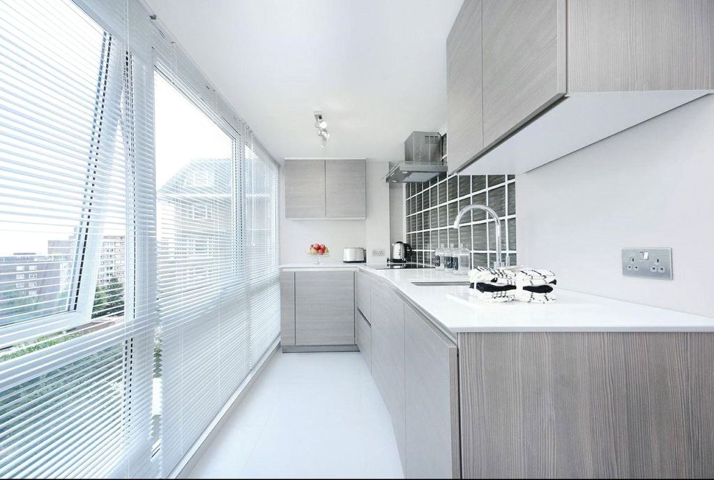 Property photo 2 of 7 Kitchen