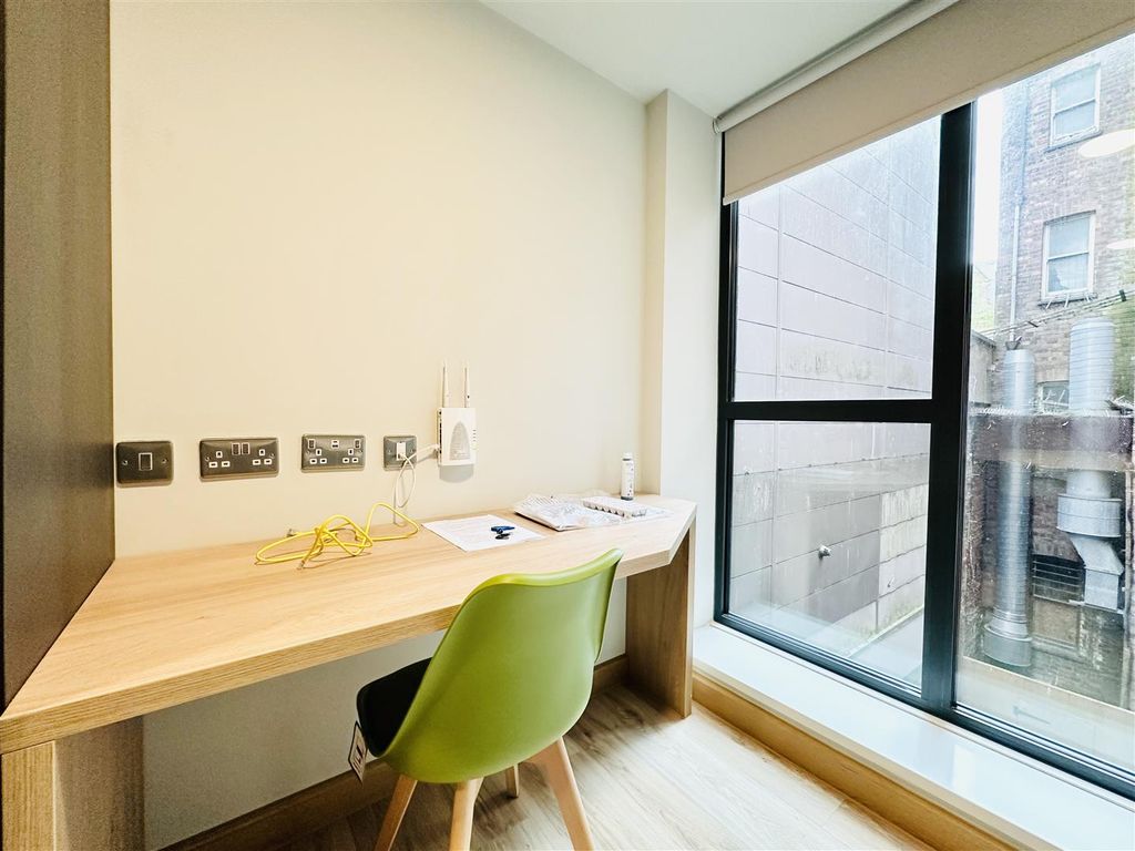 Property photo 2 of 19 Desk