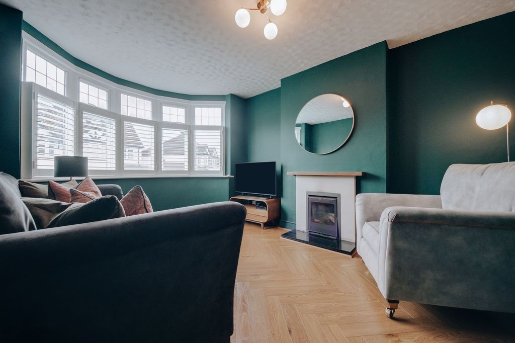 Property photo 1 of 10 Living Room