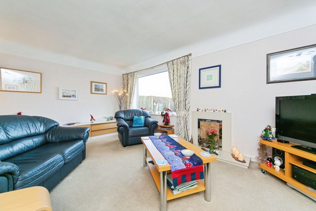 Property photo 3 of 31 Lounge