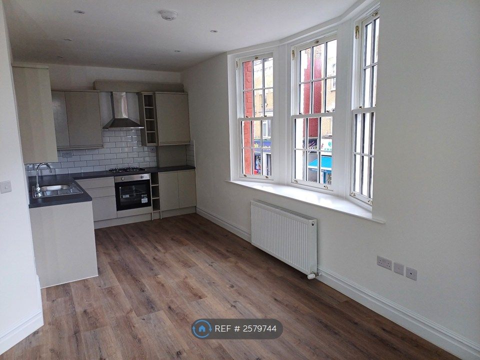 Property photo 2 of 5 Kitchen Lounge