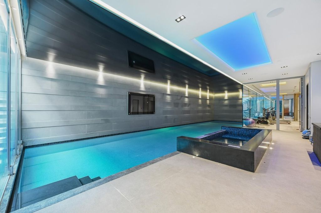 Property photo 1 of 16 Tec - 3 The Bishops Avenue - Pool3 (1).Jpg
