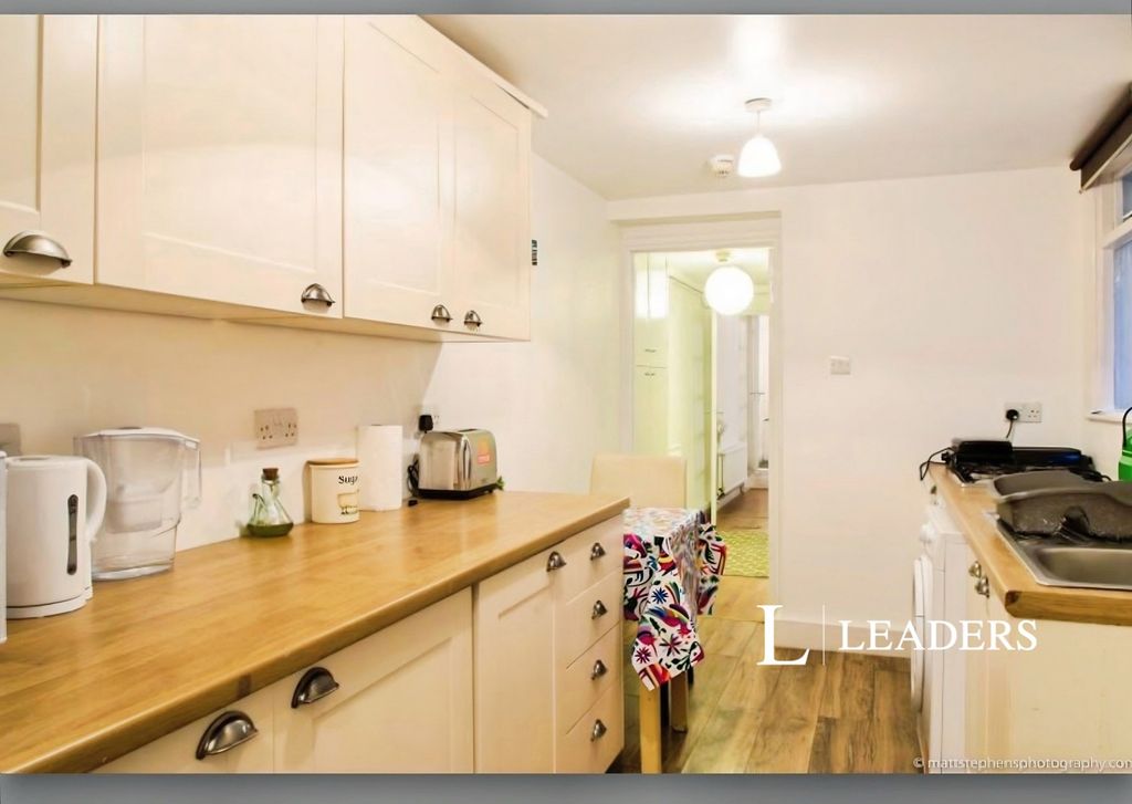 Property photo 2 of 7 Kitchen