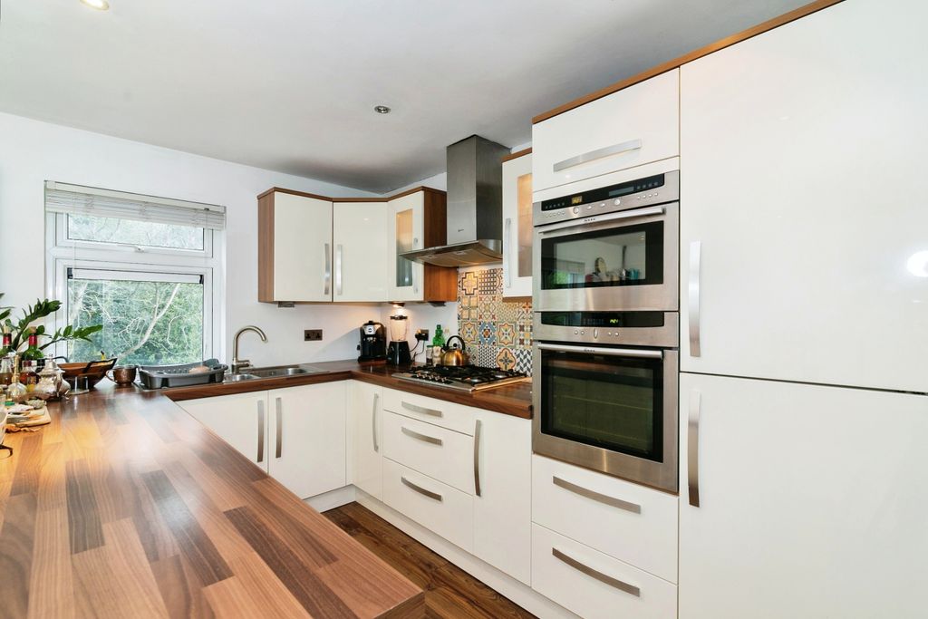 Property photo 1 of 9 Kitchen