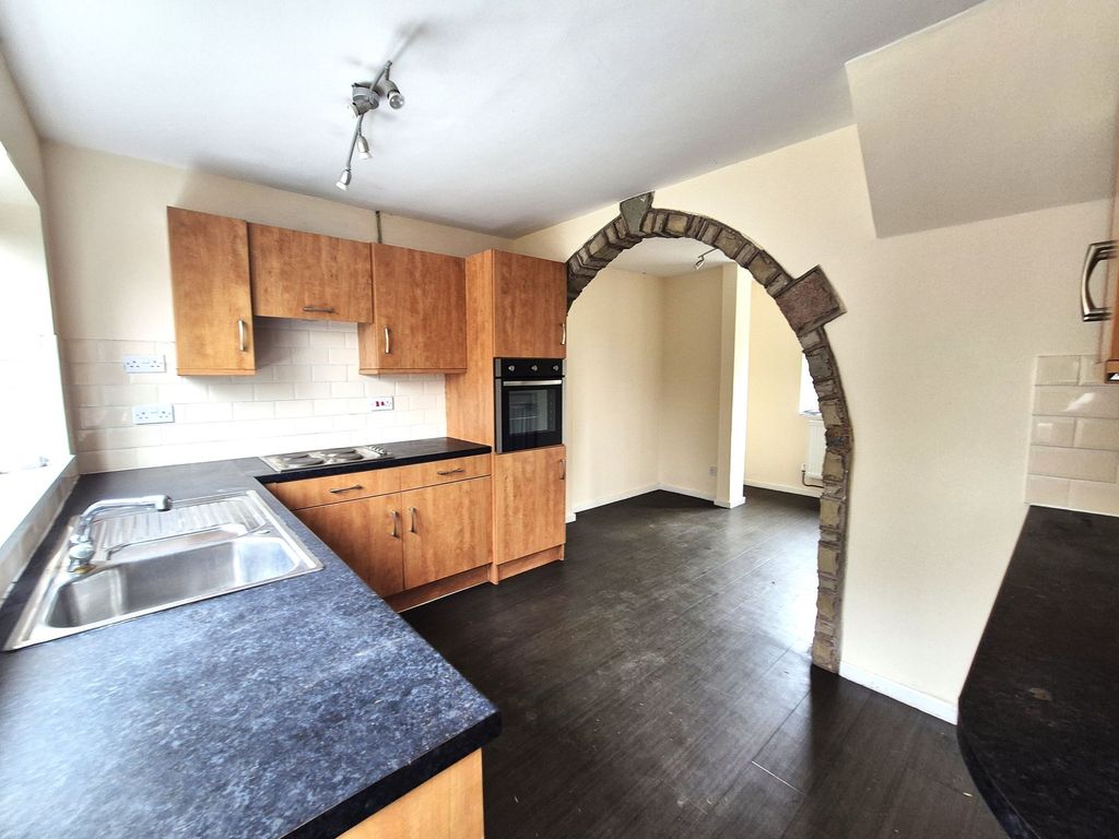 Property photo 3 of 11 Kitchen