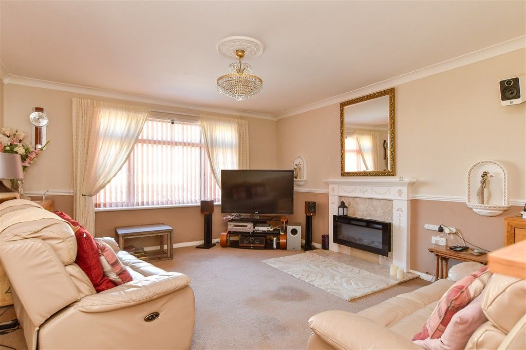 Property photo 3 of 11 Lounge