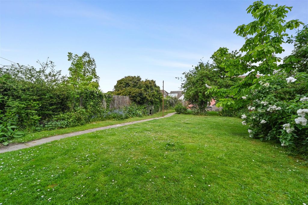 Property photo 2 of 17 Garden