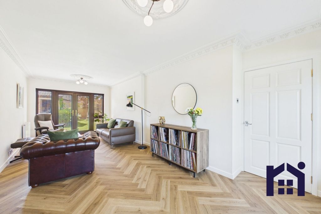 Property photo 2 of 31 Sitting Room