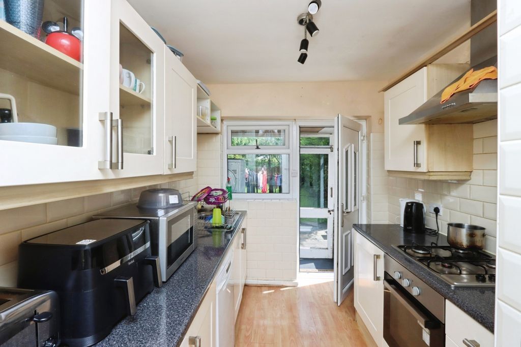 Property photo 3 of 12 Kitchen