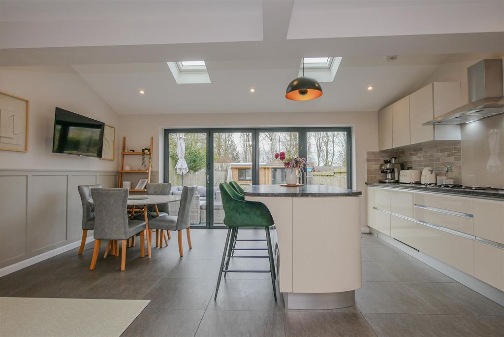 Property photo 3 of 16 Kitchen/Dining Room