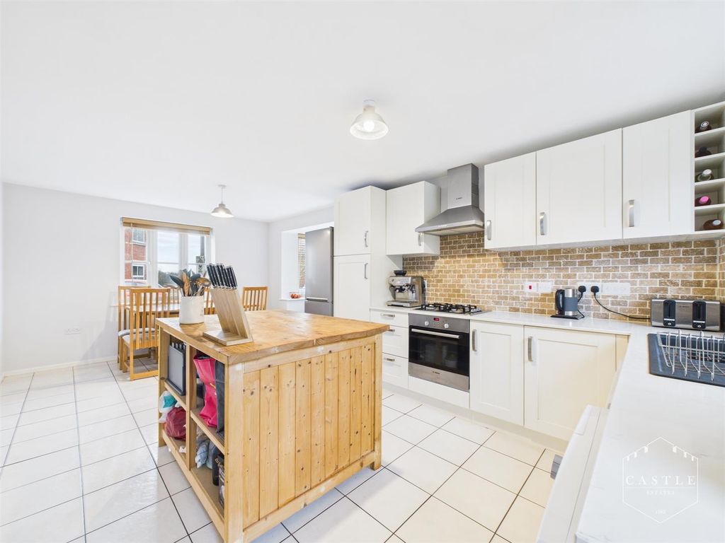 Property photo 3 of 20 Dining Kitchen