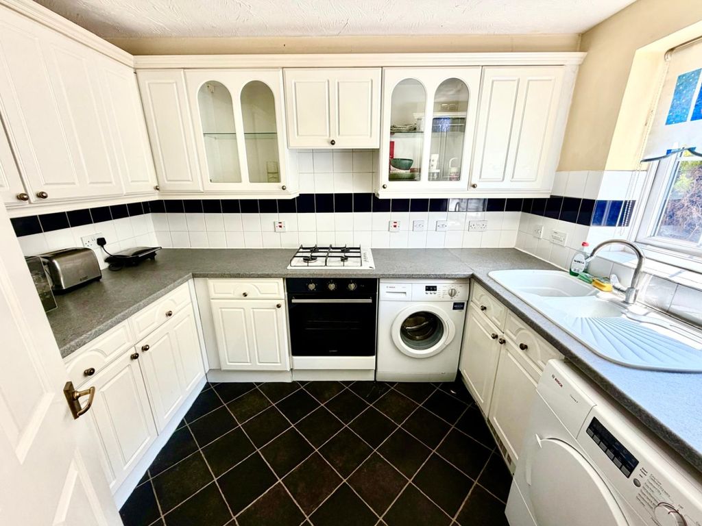 Property photo 3 of 6 Kitchen