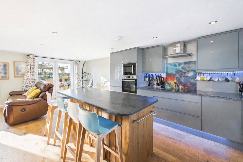 Property photo 2 of 23 Picture No. 28