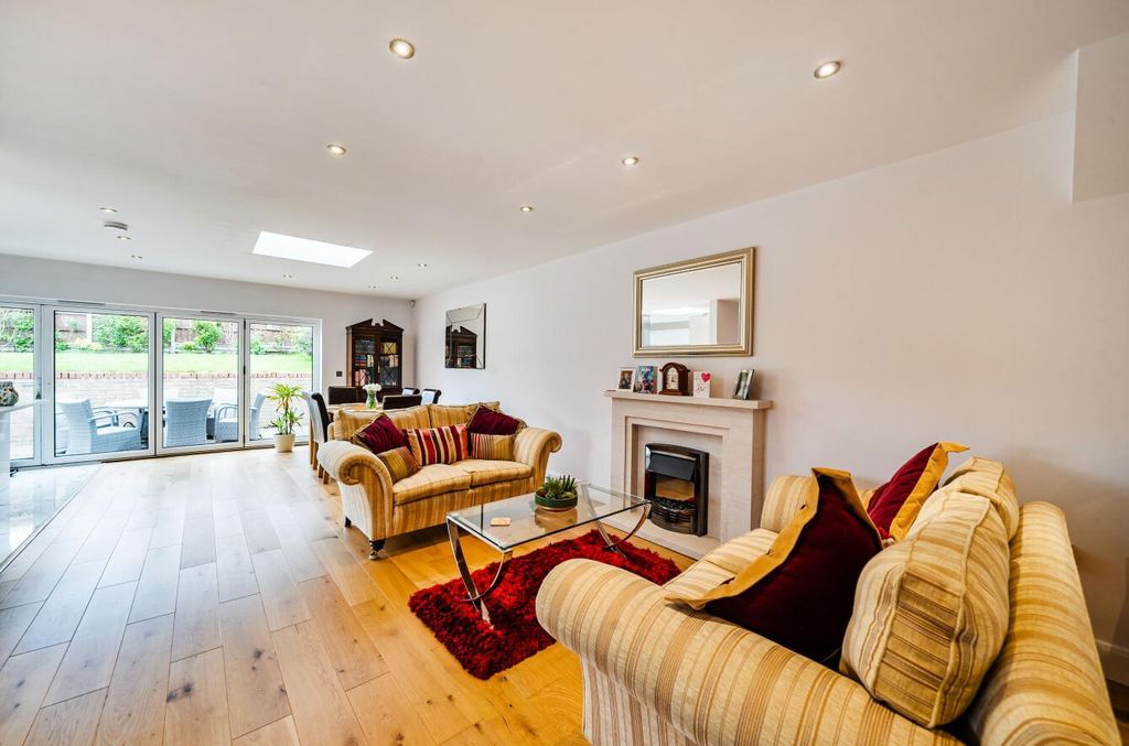 Property photo 2 of 19 Davidson Frost-Wellings, Dfw, Embry Way, Living Ro