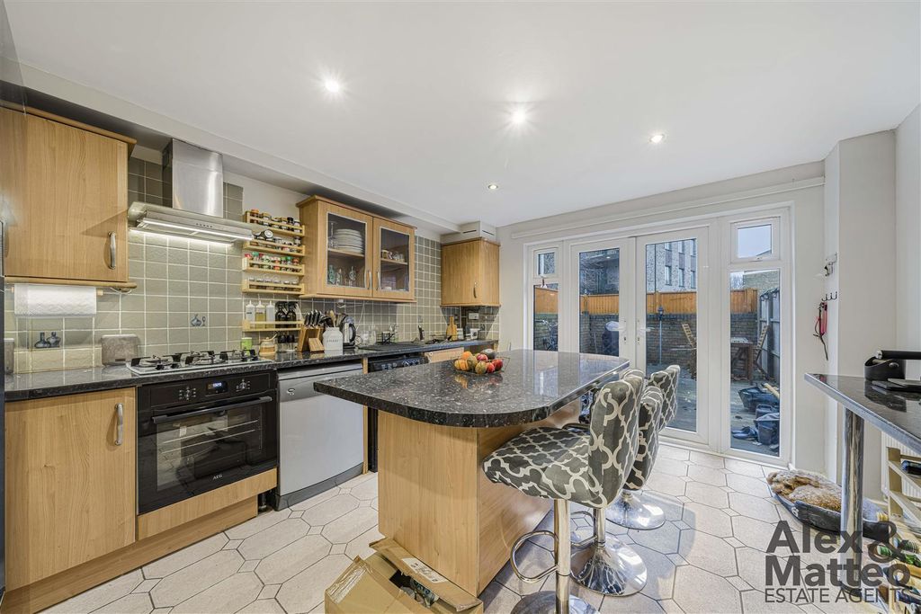 Property photo 3 of 13 Benwick Close