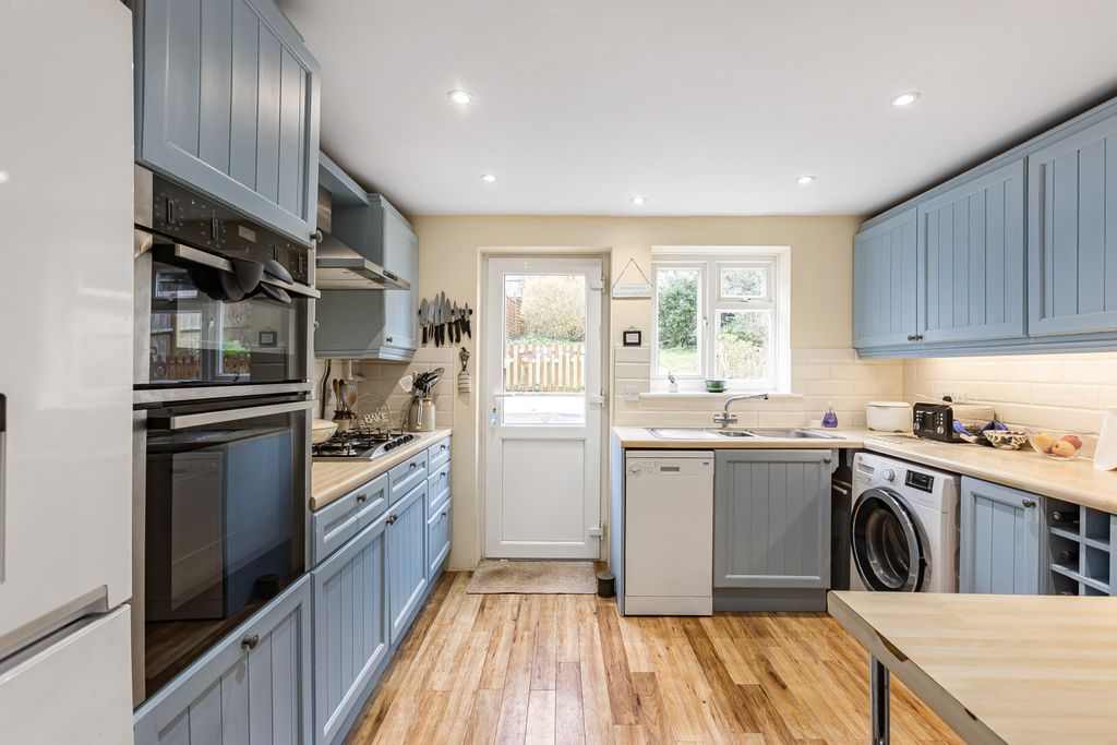 Property photo 3 of 17 Kitchen