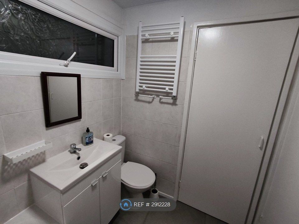 Property photo 3 of 19 Main Bathroom