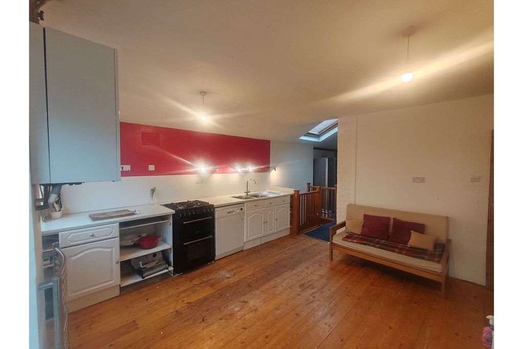 Property photo 3 of 22 Kitchen