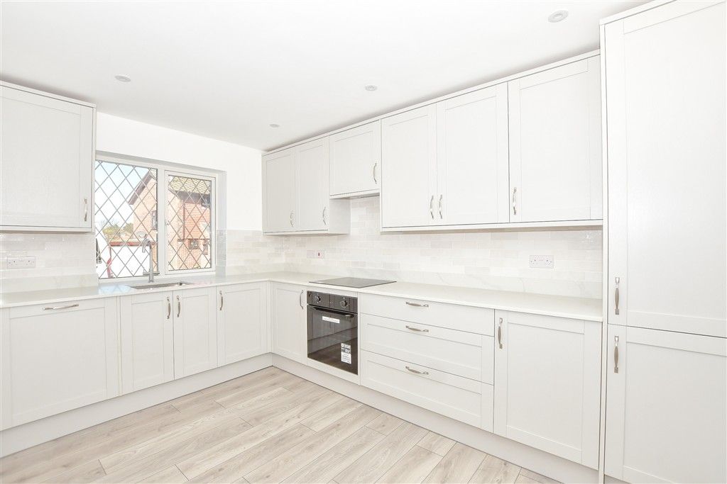 Property photo 3 of 17 Kitchen