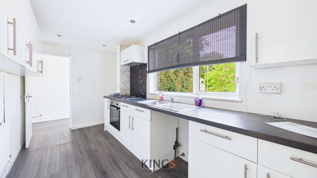 Property photo 2 of 9 Kitchen