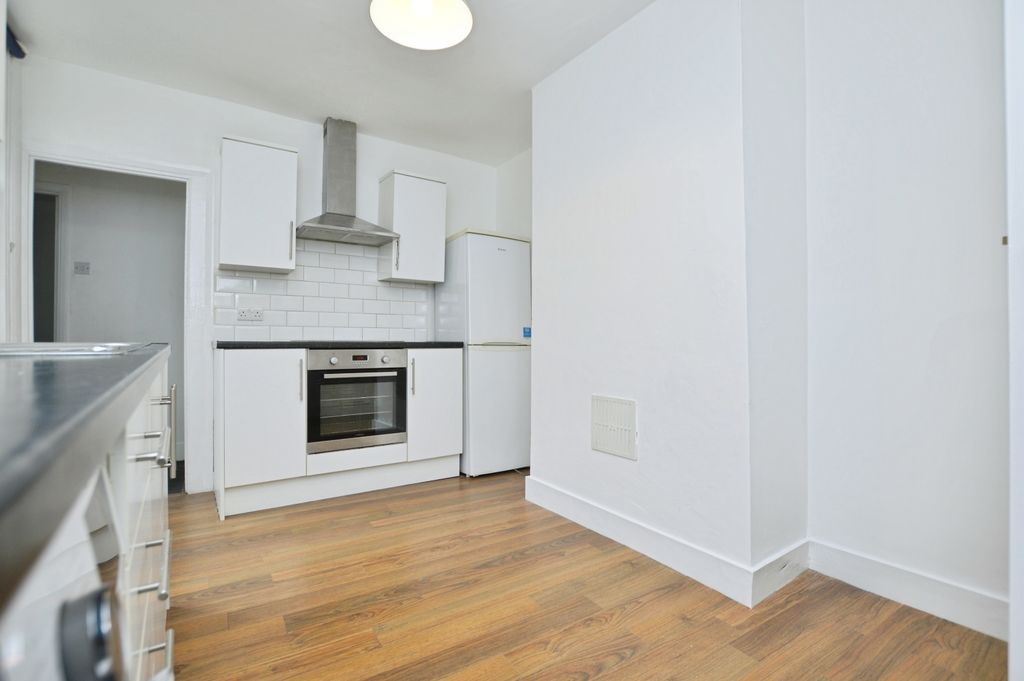 Property photo 3 of 18 Kitchen