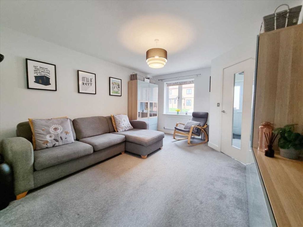 Property photo 2 of 11 Lounge: